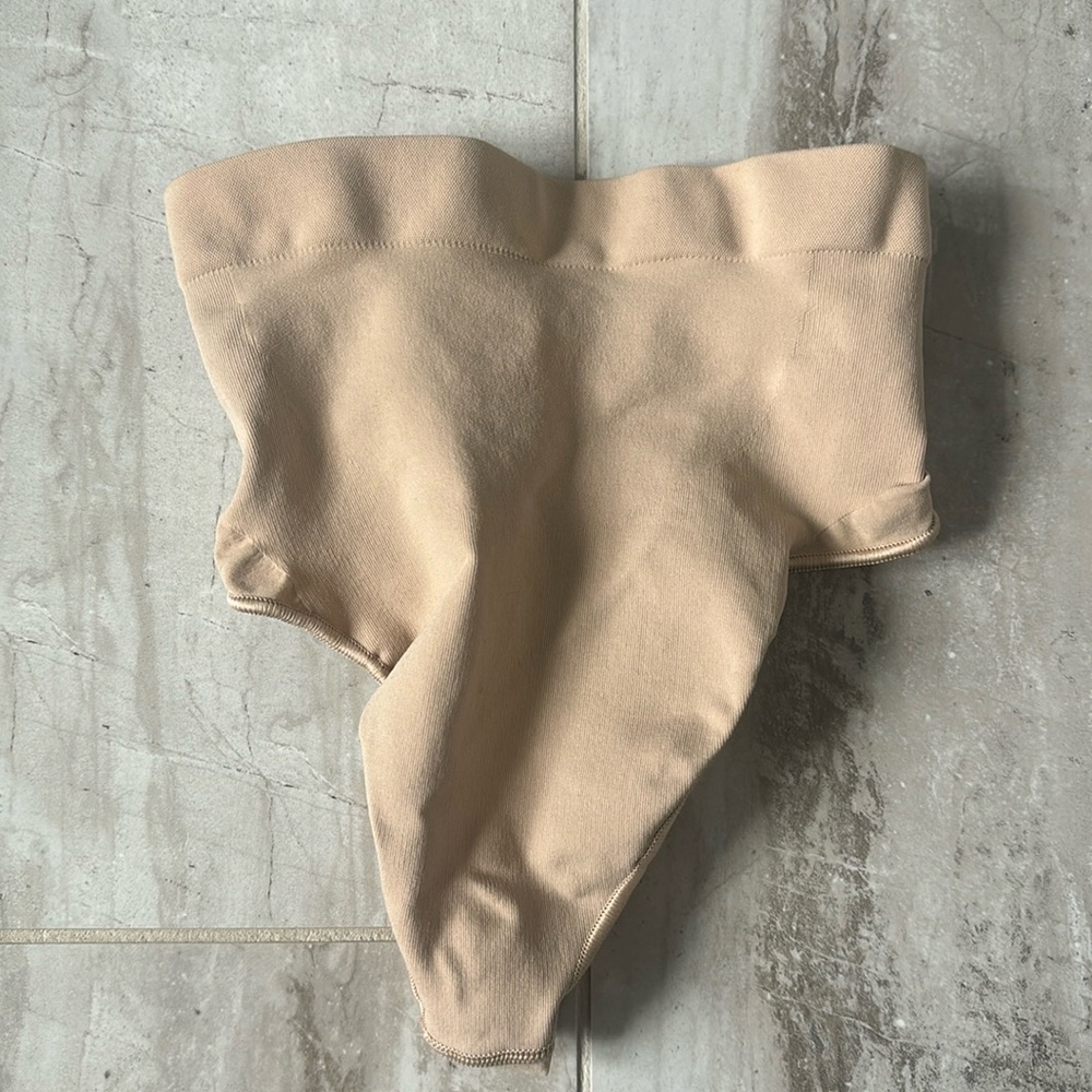 ONLY WORN ONCE Skims Seamless Sculpt Mid Waist Thong in Sand